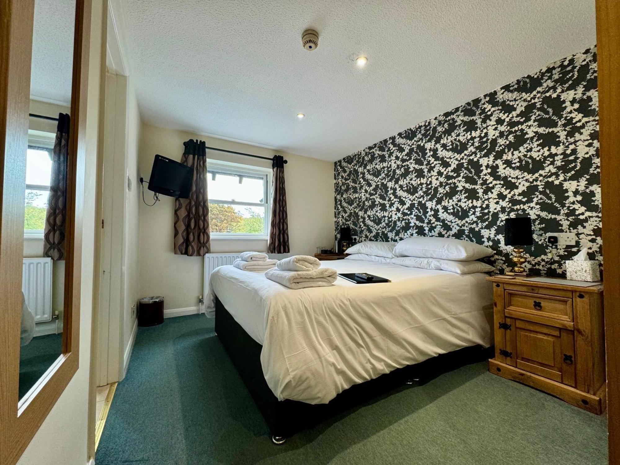 The Half Moon Hotel Petersfield Bagian luar foto