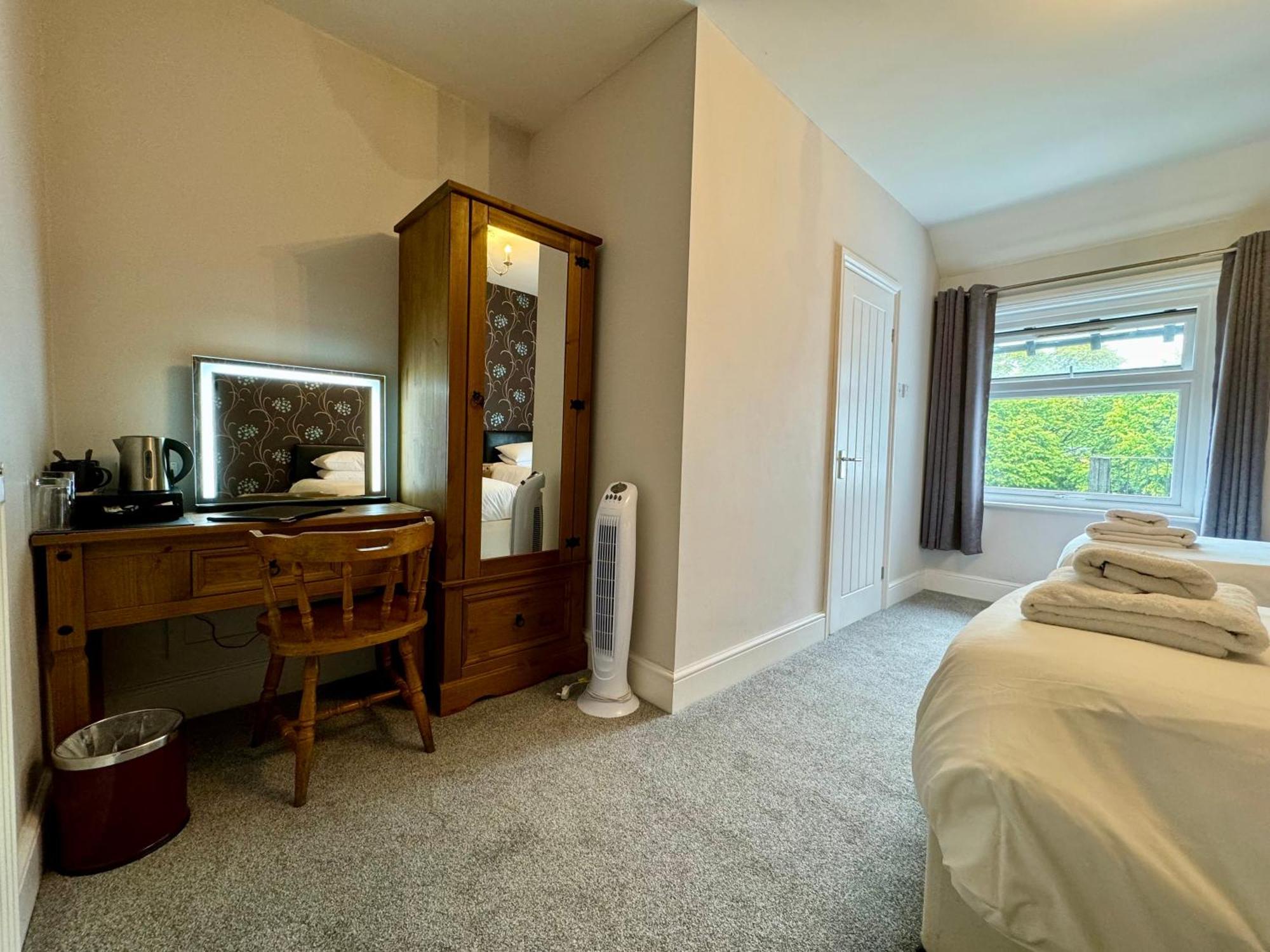 The Half Moon Hotel Petersfield Bagian luar foto